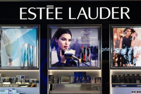 Estée Lauder bị phạt nặng vì kinh doanh mỹ phẩm chứa 'hóa chất vĩnh cửu'