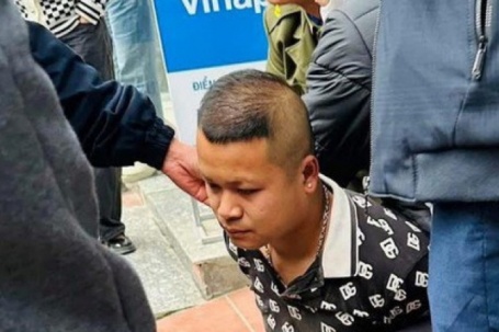 VIDEO: Khống chế nghi phạm xông vào cướp ngân hàng