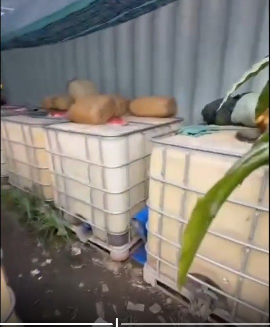 Hình ảnh những bồn dung môi hóa chất chờ pha trộn.