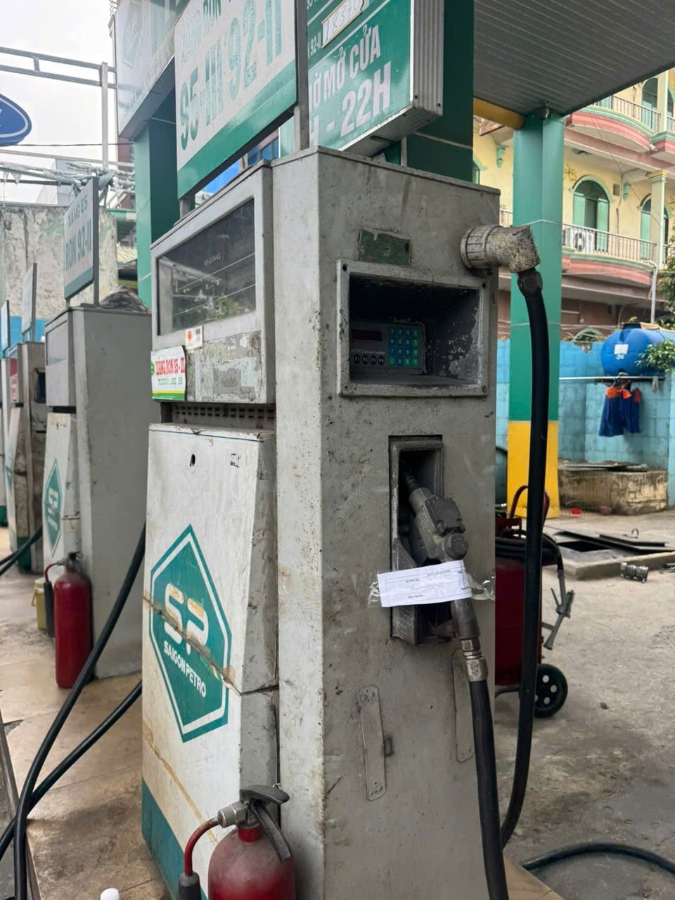 Theo cơ quan chức năng, tổ chức này hoạt động theo hai nhánh: một nhánh do Nguyễn Văn Yên tổ chức pha trộn xăng giả tại bãi tập kết xe bồn rồi đưa đi tiêu thụ. Nhánh còn lại do Nguyễn Hồng Hải cầm đầu, chuyên cung ứng dung môi, điều phối vận chuyển và tổ chức pha trộn xăng giả ngay tại các cây xăng, trong đó có Trạm xăng dầu Đức Lợi.