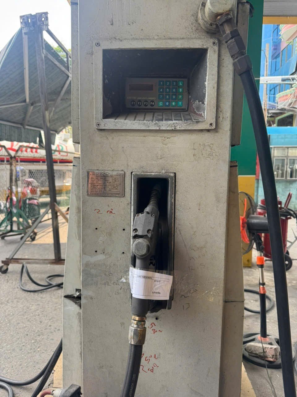 Theo cơ quan chức năng, tổ chức này hoạt động theo hai nhánh: một nhánh do Nguyễn Văn Yên tổ chức pha trộn xăng giả tại bãi tập kết xe bồn rồi đưa đi tiêu thụ. Nhánh còn lại do Nguyễn Hồng Hải cầm đầu, chuyên cung ứng dung môi, điều phối vận chuyển và tổ chức pha trộn xăng giả ngay tại các cây xăng, trong đó có Trạm xăng dầu Đức Lợi.