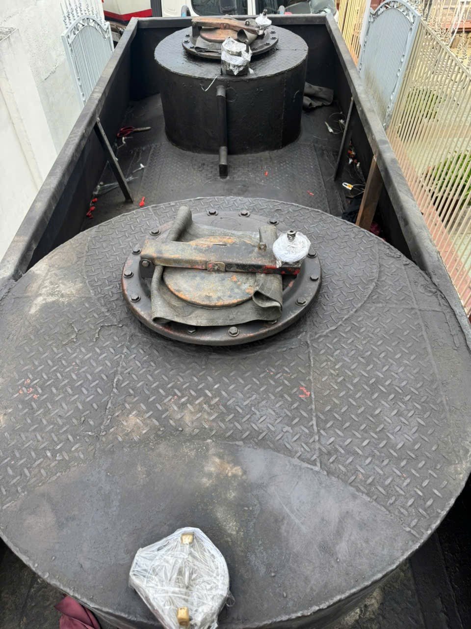 Kết quả giám định của Trung tâm Kỹ thuật Tiêu chuẩn Đo lường Chất lượng 3 cho thấy toàn bộ số xăng bị thu giữ không đạt Quy chuẩn kỹ thuật quốc gia QCVN 01:2022/BKHCN, không phải là xăng RON A95 theo quy định. Van xe bồn được niêm phong phục vụ điều tra.