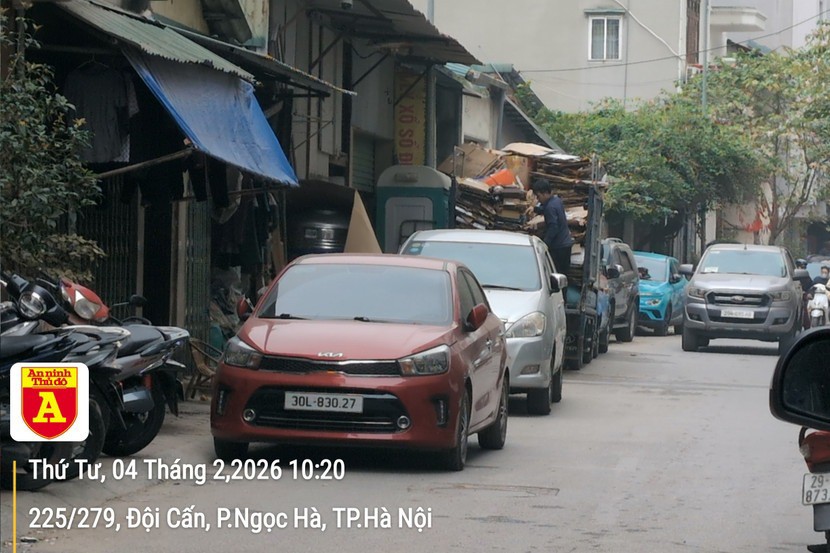 Ngõ 279 Đội Cấn khá rộng, có vỉa hè. Nhưng nhiều đoạn đường bị chiếm dụng bởi cả hàng ô tô đỗ sai phép