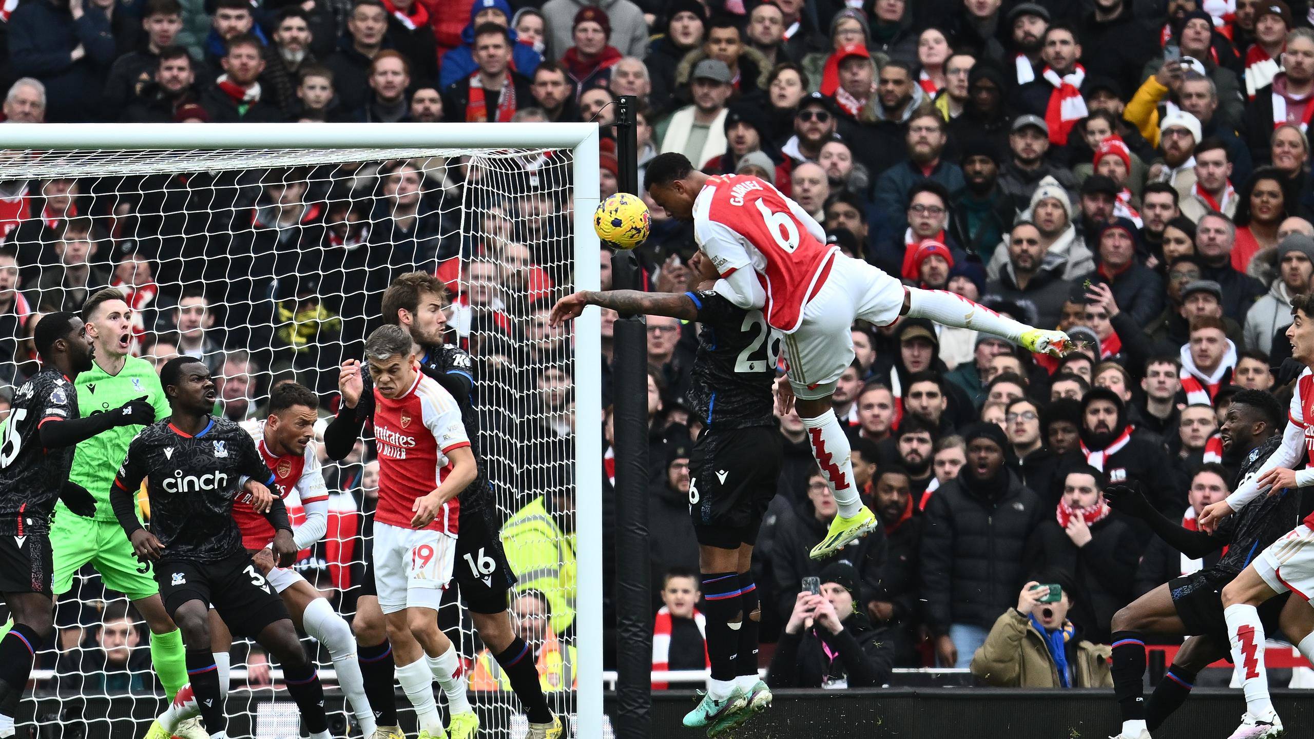 Arsenal thu về hiệu quả từ các tình huống cố định