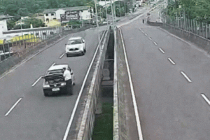 Dừng xe giữa đường, tài xế bị húc rơi khỏi cầu vượt