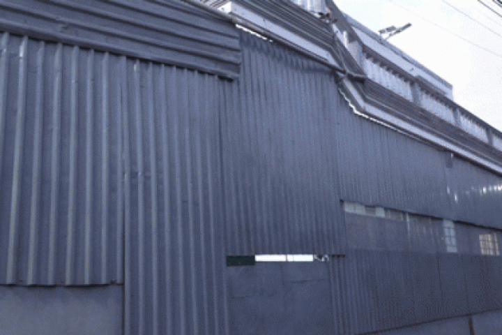 Bên trong 'boongke' của kẻ bán ma túy qua khe cửa