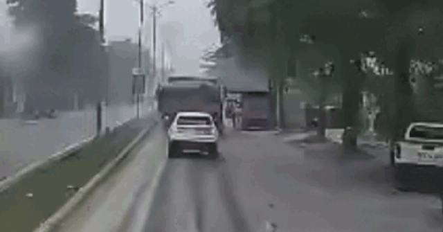 Tai nạn giữa 2 xe tải khiến một chiến sĩ CSGT v...