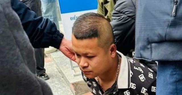 VIDEO: Khống chế nghi phạm xông vào cướp ngân hàng