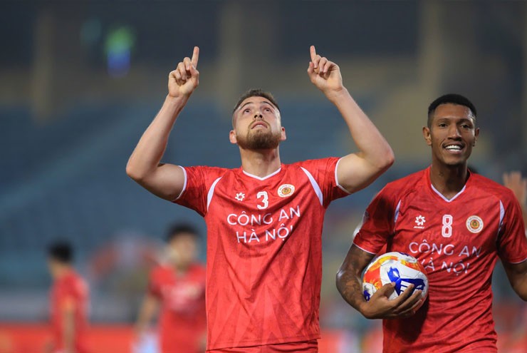 Hàng công của Công an Hà Nội chơi hay trong hiệp một