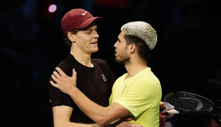 Roland Garros 2026 có thể là thời khắc Sinner (đội mũ) lật đổ Alcaraz (áo vàng) trên đỉnh ATP