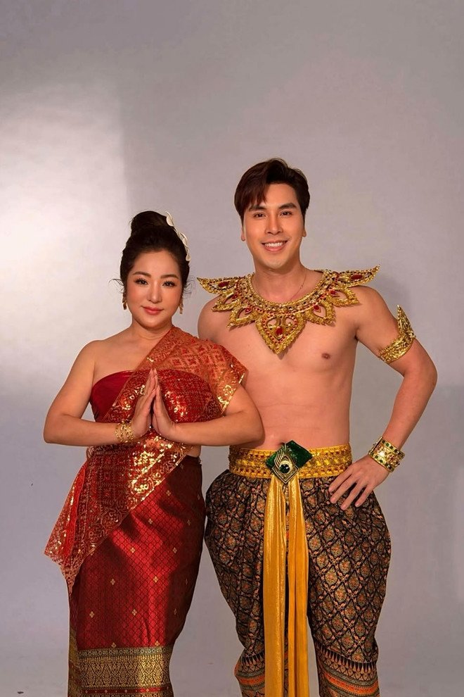 Hoàng Phi Kha bên Thúy Nga và NSƯT Bảo Quốc