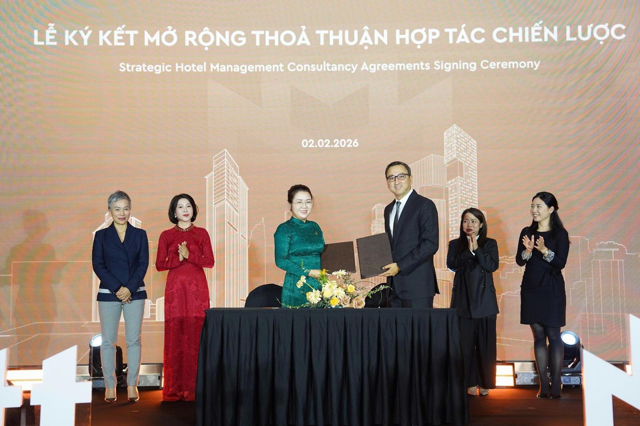 Từ trái sang phải: Bà Tạ Anh Phương - Giám đốc Cấp cao Khối Khách sạn &amp; Giải trí, Masterise Group | Ông Gautam Bhandari - Giám đốc Phát triển khu vực châu Á - Thái Bình Dương (không bao gồm Trung Quốc), Marriott International.