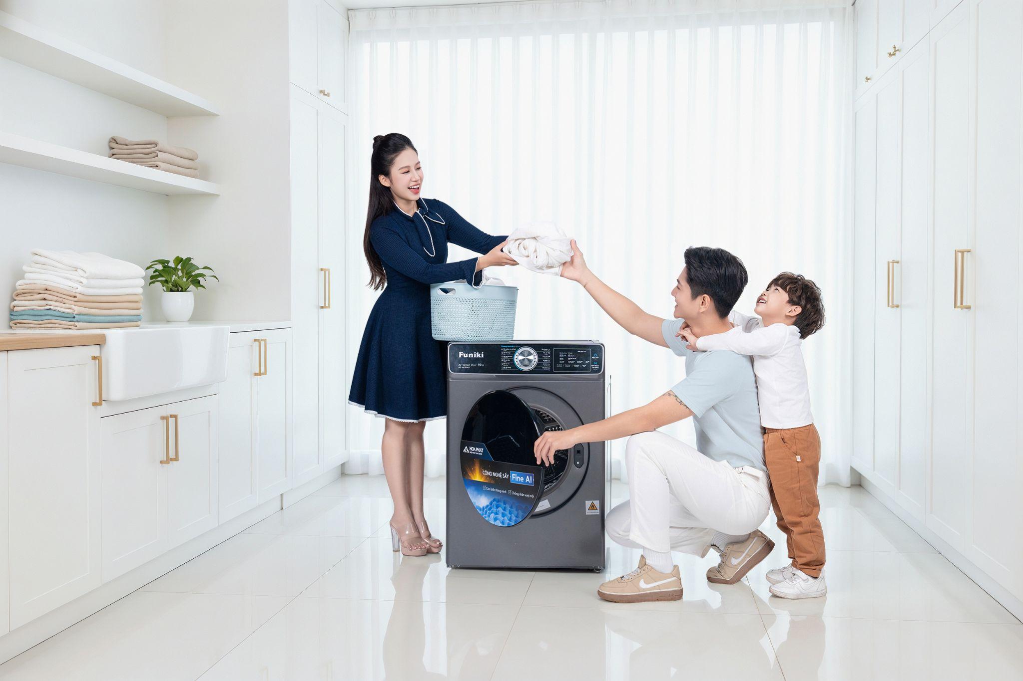 Máy sấy Funiki 10kg là mảnh ghép giúp việc giặt giũ trong gia đình không còn bị chi phối bởi nắng mưa hay những ngày nồm ẩm kéo dài.