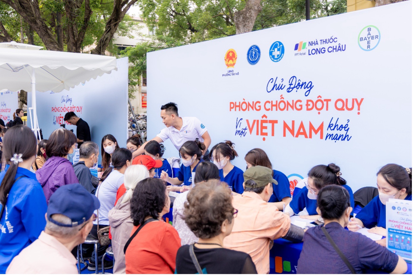 Long Châu tham gia trực tiếp vào công tác chăm sóc sức khỏe, tầm soát và quản lý nguy cơ đột quỵ, góp phần lan tỏa sâu rộng các hướng dẫn, chương trình của Bộ Y tế đến cộng đồng.