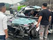 Ô tô con nát bét sau cú tông xe hút rác trên cao tốc, tài xế may mắn sống sót