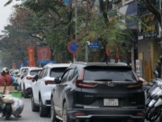 Nhu cầu đi lại dịp cuối năm tăng cao: Nỗi lo từ những "hàng rào" ô tô đỗ trái phép