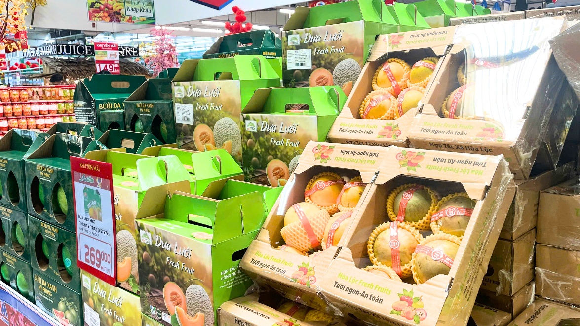 Nhiều sản phẩm trái cây Việt Nam được đóng gói sang trọng được nhiều khách hàng lựa chọn làm quà Tết.