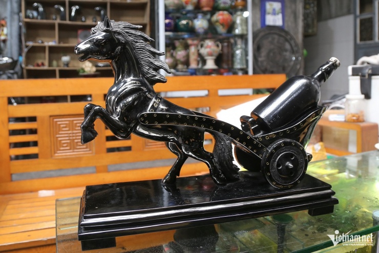 Tác phẩm "chiến mã" được làm từ than đá do ông Nguyễn Tuấn Quyết tạc, khắc trong 3 tháng. Ảnh: Phạm Công