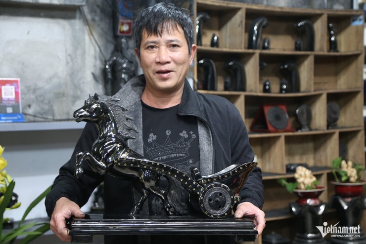 Ông Quyết với sản phẩm của mình, nhiều người hỏi mua nhưng ông chưa bán. Ảnh: Phạm Công