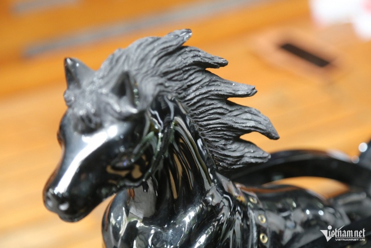 Tượng ngựa được hoàn thiện tỉ mỉ, phần thân đánh bóng, bờm và đuôi để thô tạo điểm nhấn. Ảnh: Phạm Công