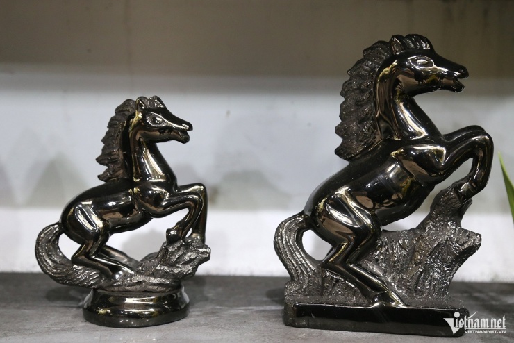 Những sản phẩm ngựa mini được làm bằng than đá&nbsp;đã hoàn thành và chờ giao cho khách. Ảnh: Phạm Công