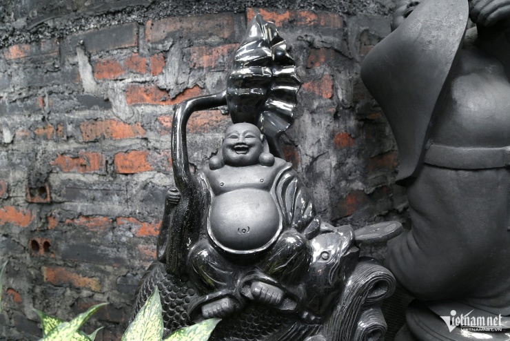 Mỹ nghệ than đá là nghề truyền thống tại Quảng Ninh, hiện tại chỉ còn một vài hộ dân còn "giữ lửa". Ảnh: Phạm Công