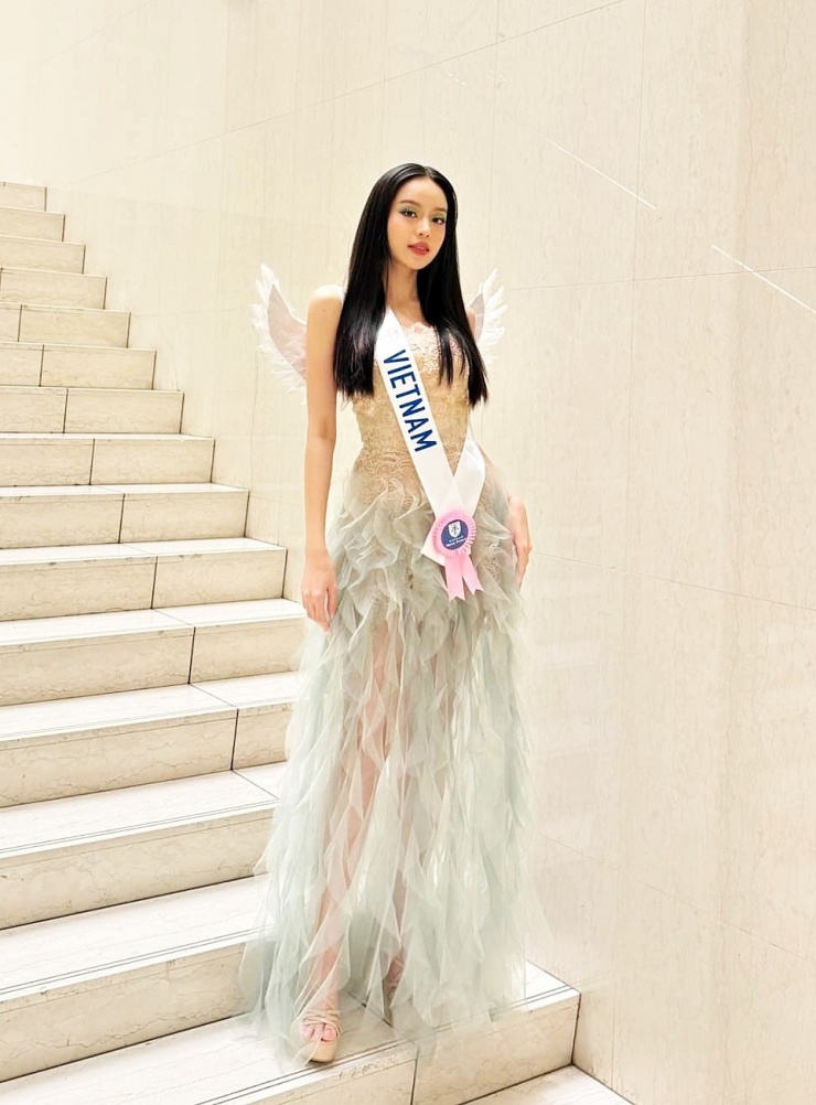 Đầm xếp bèo lấy cảm hứng từ những năm 2000 với phần chân váy nhuộm ombre được cô lựa chọn trong cuộc thi nhan sắc. Hoa hậu là fan của phong cách này, thường mặc mốt Y2K trong đời thường.