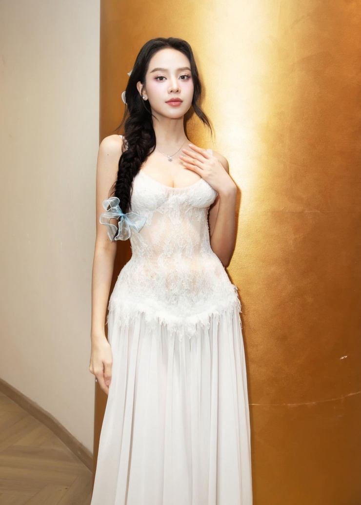 Thanh Thủy được nhiều người khen với bộ đầm ren hạ eo dáng suông. Cô phối trang phục đơn giản cùng kiểu tóc tết thắt nơ.