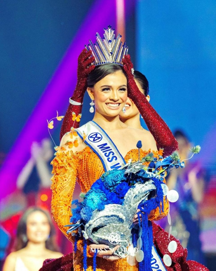 Vượt qua 23 thí sinh, Asia Rose Simpson đến từ Quezon City đã giành vương miện Miss World Philippines (Hoa hậu Thế giới Philippines) 2026. Dù mới 17 tuổi, cô được xem là một trong những gương mặt nổi bật nhờ phong thái tự tin và tư duy chín chắn.