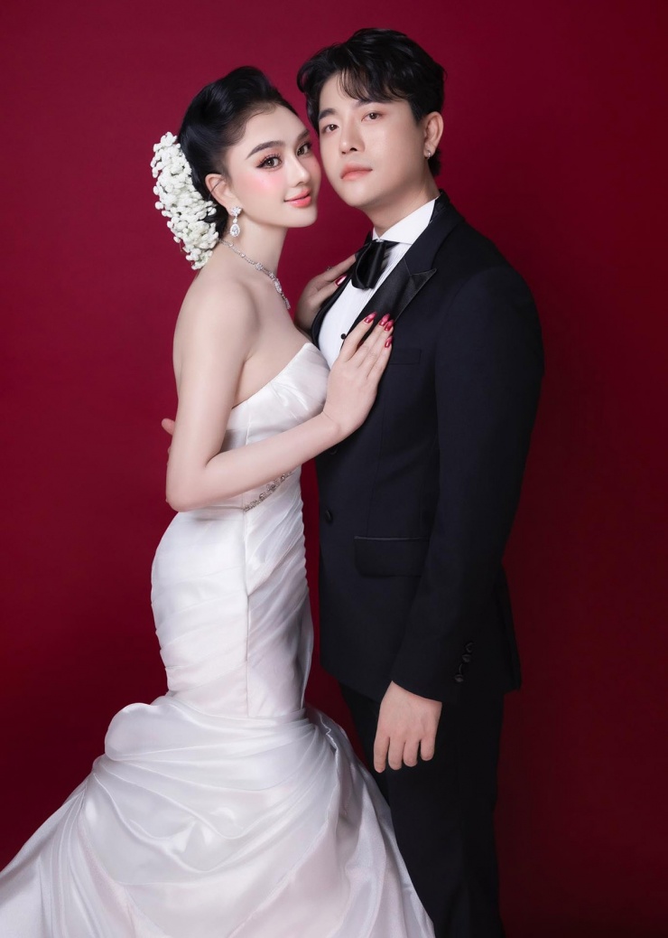 Ảnh sao 5/2: Lâm Khánh Chi tình tứ bên mỹ nam kém 14 tuổi - 1