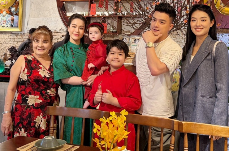 Ảnh sao 5/2: Lâm Khánh Chi tình tứ bên mỹ nam kém 14 tuổi - 2