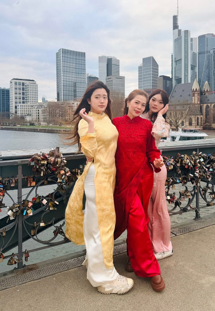 Ảnh sao 5/2: Lâm Khánh Chi tình tứ bên mỹ nam kém 14 tuổi - 3