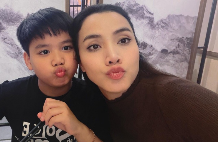 Ảnh sao 5/2: Lâm Khánh Chi tình tứ bên mỹ nam kém 14 tuổi - 6