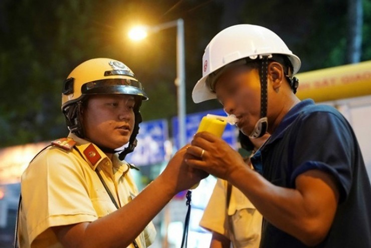 Sau khi uống rượu bia, đi bộ về nhà vẫn có thể bị phạt tiền?