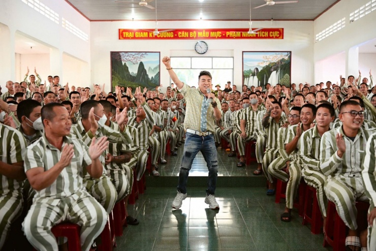 Đàm Vĩnh Hưng hát phục vụ các phạm nhân trong trại giam.&nbsp;
