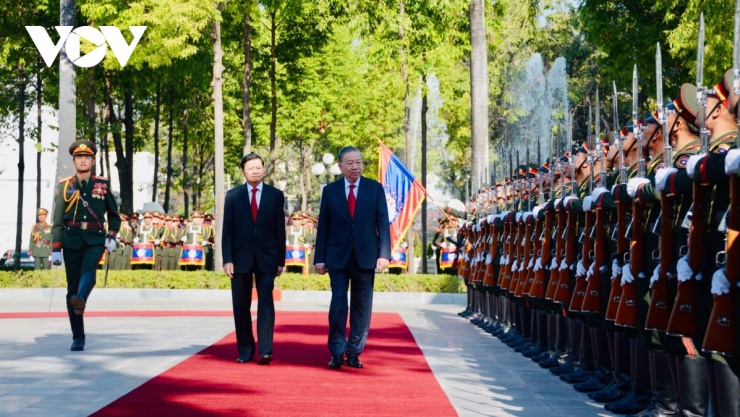 Tổng Bí thư, Chủ tịch Lào Thongloun Sisoulith&nbsp;mời Tổng Bí thư Tô Lâm duyệt đội danh dự.