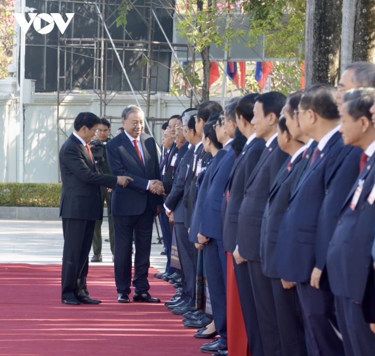 Hai nhà lãnh đạo giới thiệu các quan chức hai bên có mặt tại lễ đón.