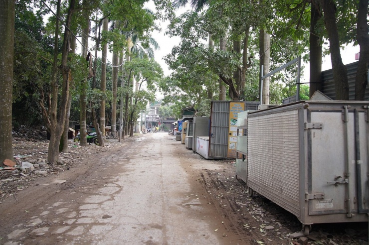 Đường vào khu sinh thái là nơi đặt đồ cho một đơn vị buôn bán phế liệu