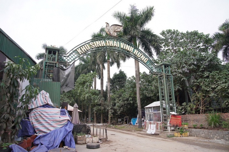 Được quy hoạch rộng hơn 15ha làm "lá phổi xanh" phía Nam Hà Nội, Công viên sinh thái Vĩnh Hưng (phường Vĩnh Hưng) hiện hoang tàn, ô nhiễm và bị chiếm dụng làm sân bóng, sân pickleball, bãi đổ phế thải...