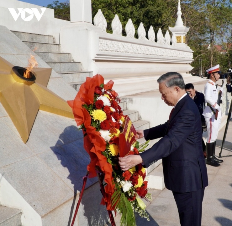 Tổng Bí thư Tô Lâm cùng Đoàn đại biểu cấp cao nước ta tới đặt vòng hoa tại Đài tưởng niệm các chiến sĩ&nbsp;vô danh.
