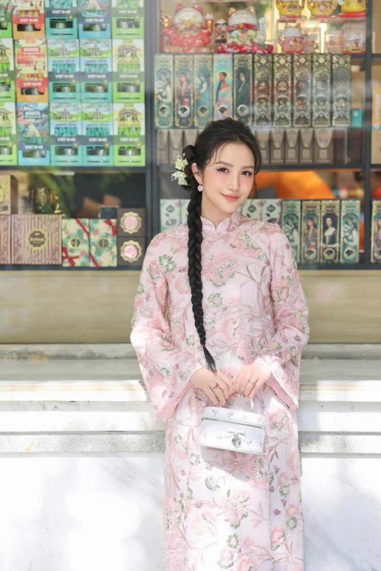 Trong loạt ảnh du xuân với áo dài được chia sẻ trên trang cá nhân hôm 4/2, Primmy Trương lộ diện với kiểu tóc tết dài lệch vai, cố định gọn phía sau, cài hoa xanh ngọc. Cô chọn lối trang điểm tông hồng nhạt, mắt kẻ mảnh, môi nude hồng. Người đẹp hạn chế phụ kiện to, ưu tiên trang sức tối giản.