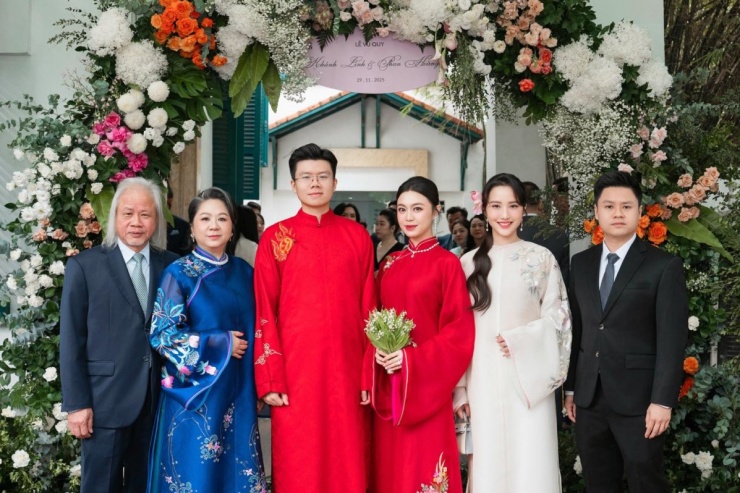 Primmy Trương thường xuyên lựa chọn áo dài trong các dịp lễ, Tết và sự kiện gia đình. Tháng 12/2025, cô chọn áo dài trắng thêu hoa mẫu đơn, mix cùng túi Hermes Kelly gần nửa tỷ đồng dự đám cưới em chồng - thiếu gia Phan Hoàng.