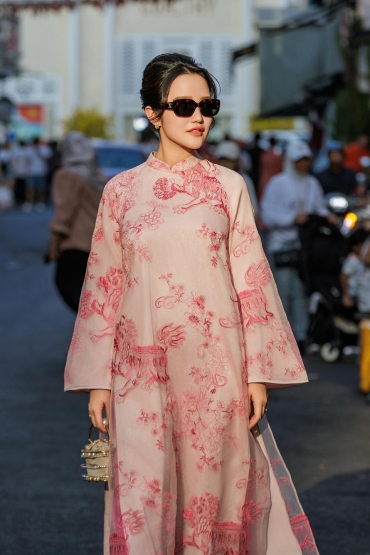 Primmy Trương sinh năm 1992, là con gái bà Võ Thị Xuân Trang - Hiệu trưởng trường Phát triển cá nhân &amp; Đào tạo tài năng John Robert Power Việt Nam. Cô tốt nghiệp Đại học Quốc tế RMIT Việt Nam. Primmy Trương kết hôn cùng thiếu gia Phan Thành đầu năm 2021 và đón quý tử đầu lòng vào tháng 12 cùng năm.