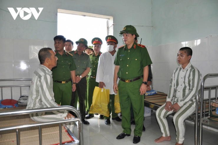 Thiếu tướng Nguyễn Thanh Trường thăm hỏi các phạm nhân đang điều trị tại bệnh xá của trại giam.