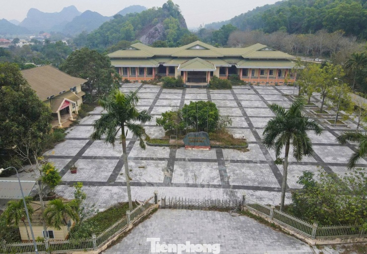 Trung tâm hội nghị Hàm Rồng thuộc phường Hàm Rồng, thành phố Thanh Hóa cũ (nay là phường Hàm Rồng, tỉnh Thanh Hóa), được khởi công vào tháng 12/2012 và đưa vào sử dụng tháng 11/2014 với tổng mức đầu tư 160 tỷ đồng.