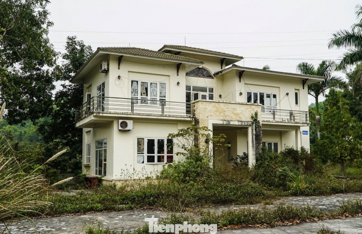 Lãnh đạo UBND phường Hàm Rồng cho biết, các hạng mục bên trong công trình xuống cấp, hư hỏng và bị trộm cắp. UBND phường Hàm Rồng cũng đã có văn bản gửi UBND tỉnh Thanh Hóa xin thay đổi công năng Trung tâm hội nghị Hàm Rồng làm Trung tâm dưỡng lão, nhằm phát huy hiệu quả đầu tư và đúng mục tiêu dự án.