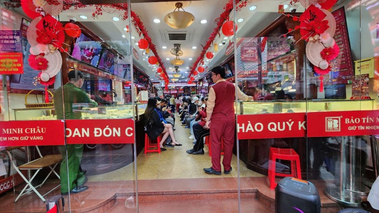Người mua tiếp tục xếp hàng đông nghịt trong cửa hàng vàng Bảo Tín Minh Châu.&nbsp;Ảnh: Thái Nguyễn