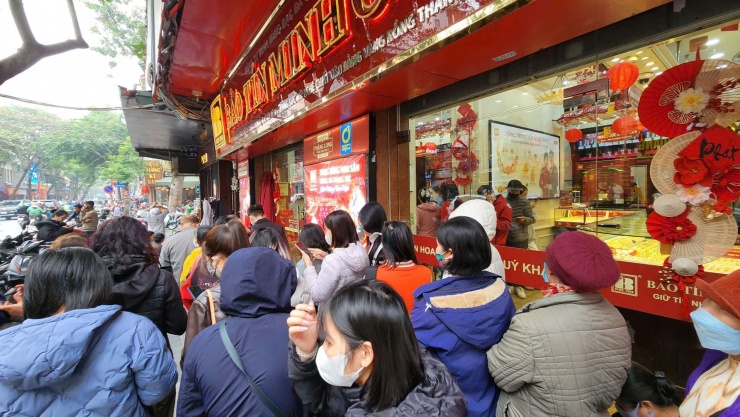 Nhu cầu mua vàng vẫn ở mức cao khi giá vàng hôm nay 5/2 giảm mạnh. Ảnh: Thái Nguyễn