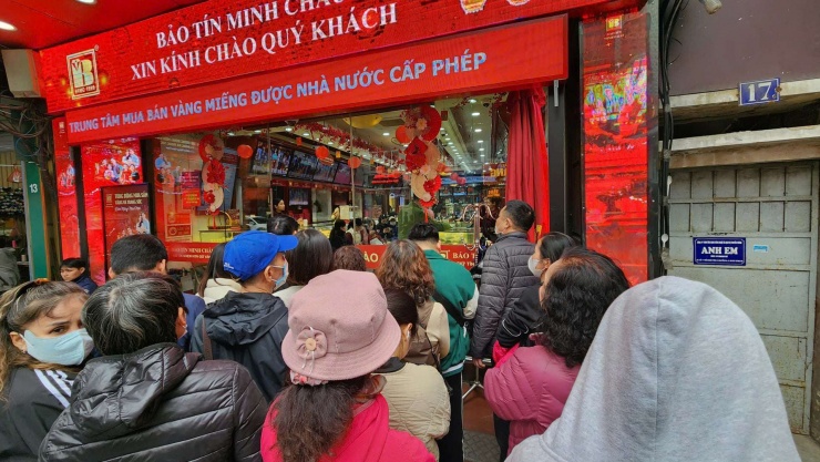 Một số khách hàng bất chấp xếp hàng chờ đợi do nhà vàng tăng số lượng bán ra.&nbsp;Ảnh: Thái Nguyễn