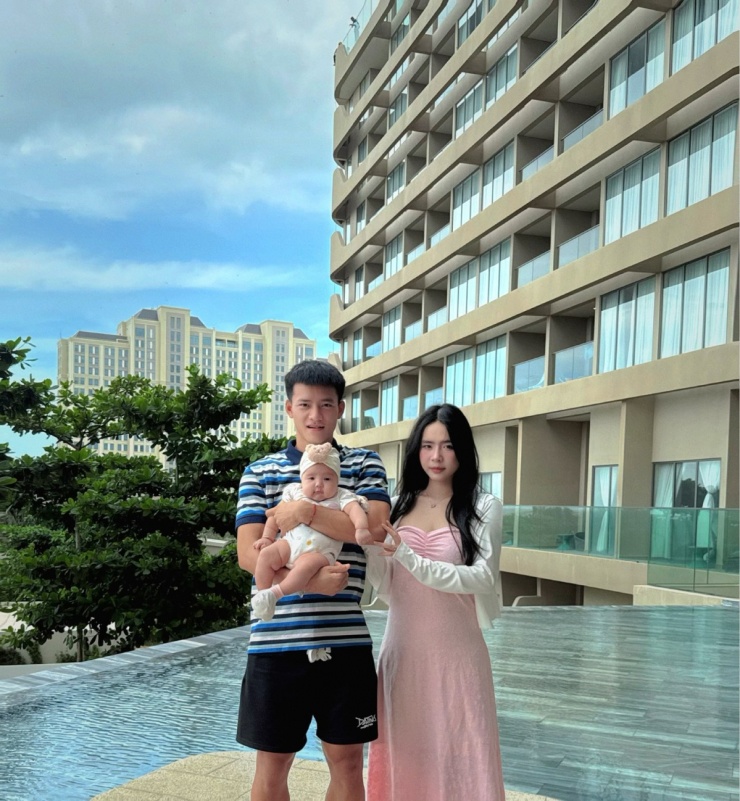 Những nàng WAGs xinh đẹp của cầu thủ U23 - 8